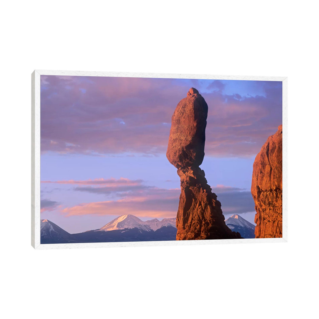 La Sal Mountains und Balanced Rock, Arches National Park, Utah von Tim Fitzharris - Galerie-verpackte Leinwand Giclée au...