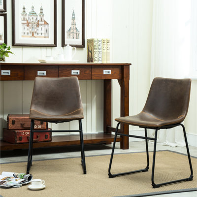 2 chaises de salle à manger en cuir PU brun antique. Conception en métal faite à la main. Siège confortable en plastique moulé. L 18,5 po x l 22,25 po x P 31,5 po. Chaises rétro, 2 places, siège. H 31,5 po Pieds noirs