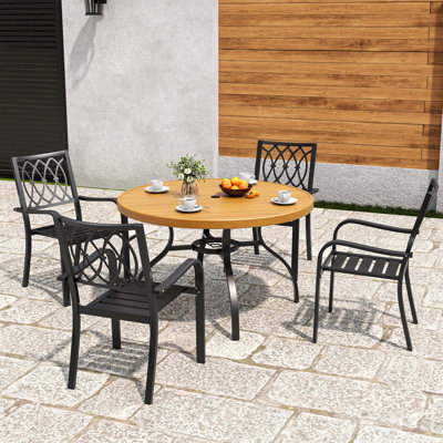 Ensemble de salle à manger d'extérieur 5 pièces 5 pièces, table ronde à lattes grain de bois 47 po avec trou pour parasol, 4 chaises empilables en métal, capacité de 350 lb, conception antirouille et respirante