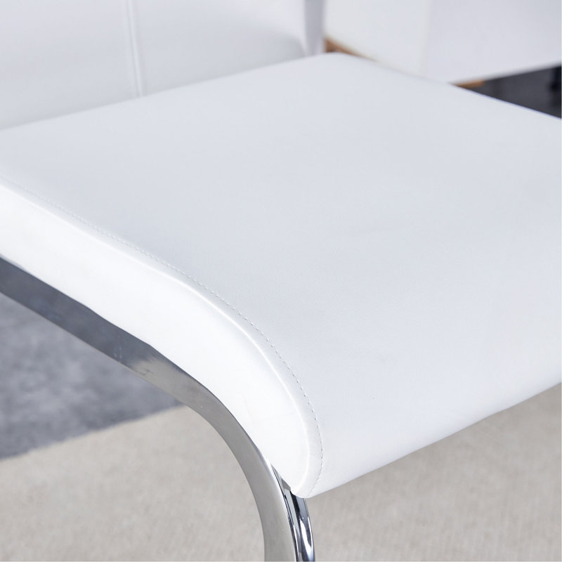 Moderne et magnifique tabouret de bar revêtu de cuir PU avec des pieds en métal argenté en forme de C pour les salles à manger, les cuisines, les terrasses et les chaises de bureau d'invités.