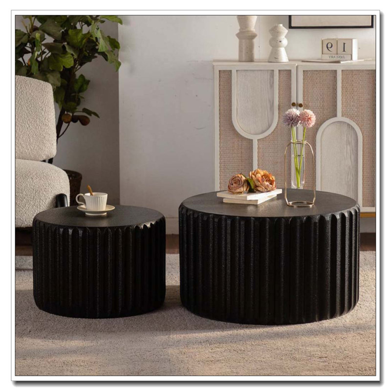 Ensemble de tables basses rondes noires festonnées