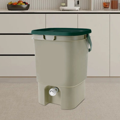 Scraps in the pail, compost without fail—PP bucket on the countertop, green and neat, indoor food waste, 1 pack complete.