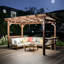 Pergola en bois avec toit en métal, ampoules et compteurs d'espace