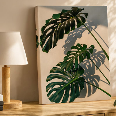 Toile, composition rapprochée de feuilles de Monstera vibrantes avec leur art mural, motifs iconiques divisés et perforés