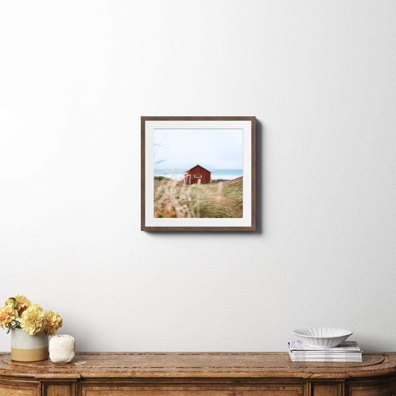 Red Cabin II - impression d'un seul cadre photo, Oui, H 20 po x l 20 po x P 0,75 po, Papier avec encadré espresso