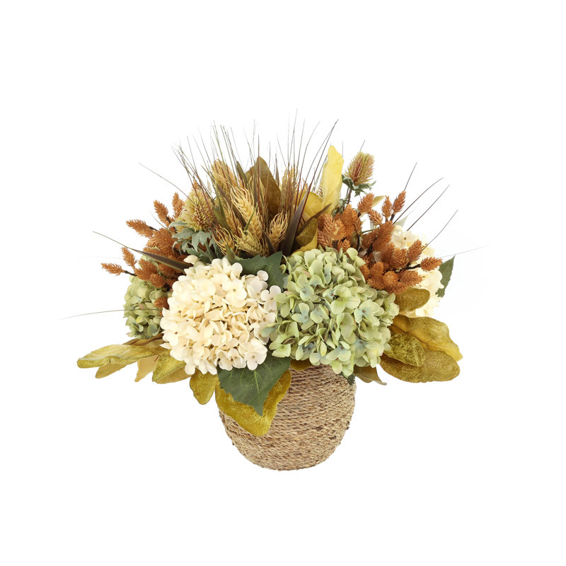 Arrangement d'automne avec hortensias, mini pommes de pin et chardon