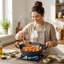 Cocotte en fonte épaisse et robuste avec couvercle en bois et double poignée ; construction durable en fonte, idéale pour de multiples préparations culinaires comme les mijotés, les braisés et les fritures ; fond plat non revêtu : un ustensile de cuisine pratique et indispensable.
