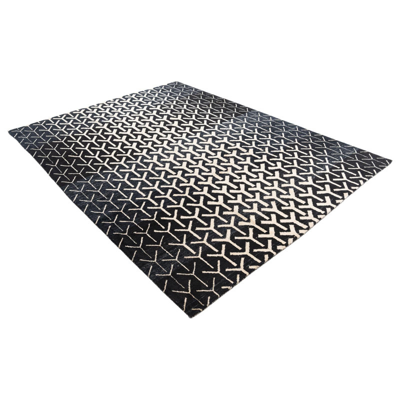 Tapis noir Kalmanovitz