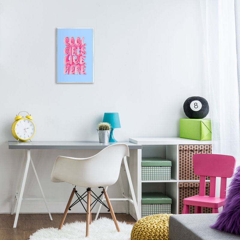 «Cool Girls Live Here» par Martina Pavlova, H 19 po x l 13 po