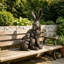 Grande statue de jardin représentant une mère lièvre et son petit enlacés