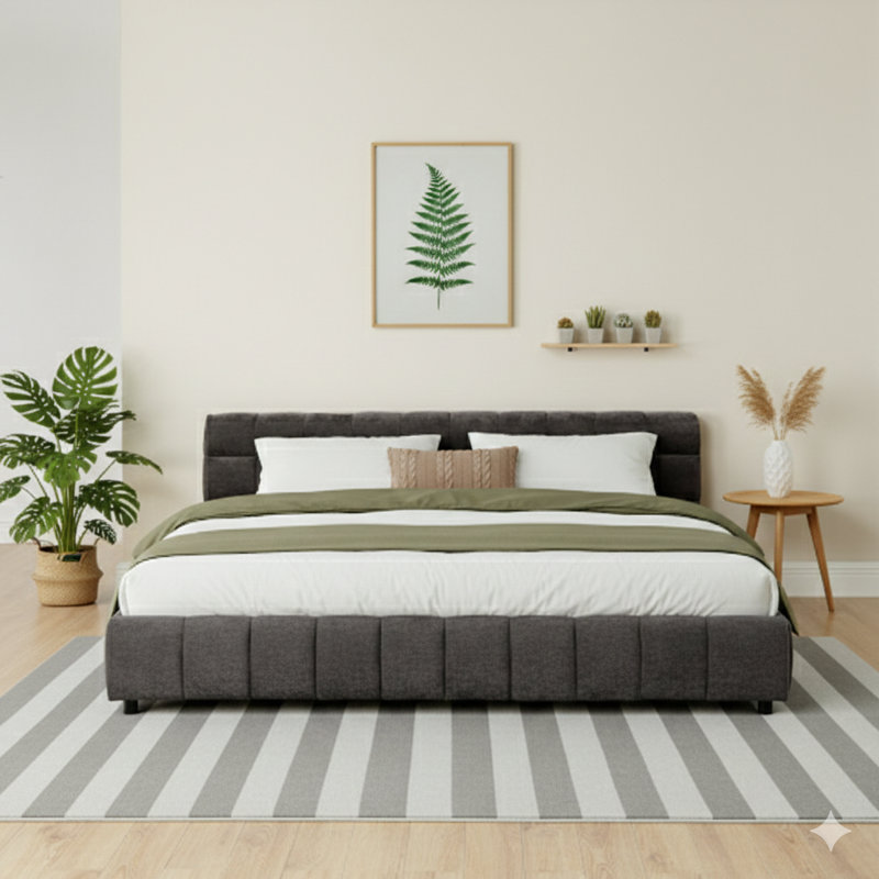 Structure de lit tapissier très grand, conçue pour le confort avec un revêtement en chenille. Comprend une tête de lit et un cadre robuste, avec un tiroir de rangement. Dimensions: 88,5 po x 85,5 po x 31 po. Disponible en gris foncé.