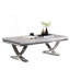 Table basse moderne de style glamour avec plateau en faux marbre et base piédestal chromée, parfaite pour les espaces de vie luxueux.