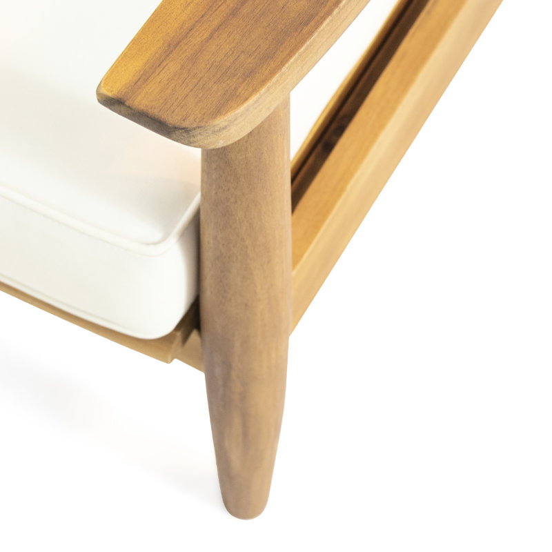 Table basse robuste en bois pour l'extérieur, idéale pour aménager des espaces de détente sophistiqués.