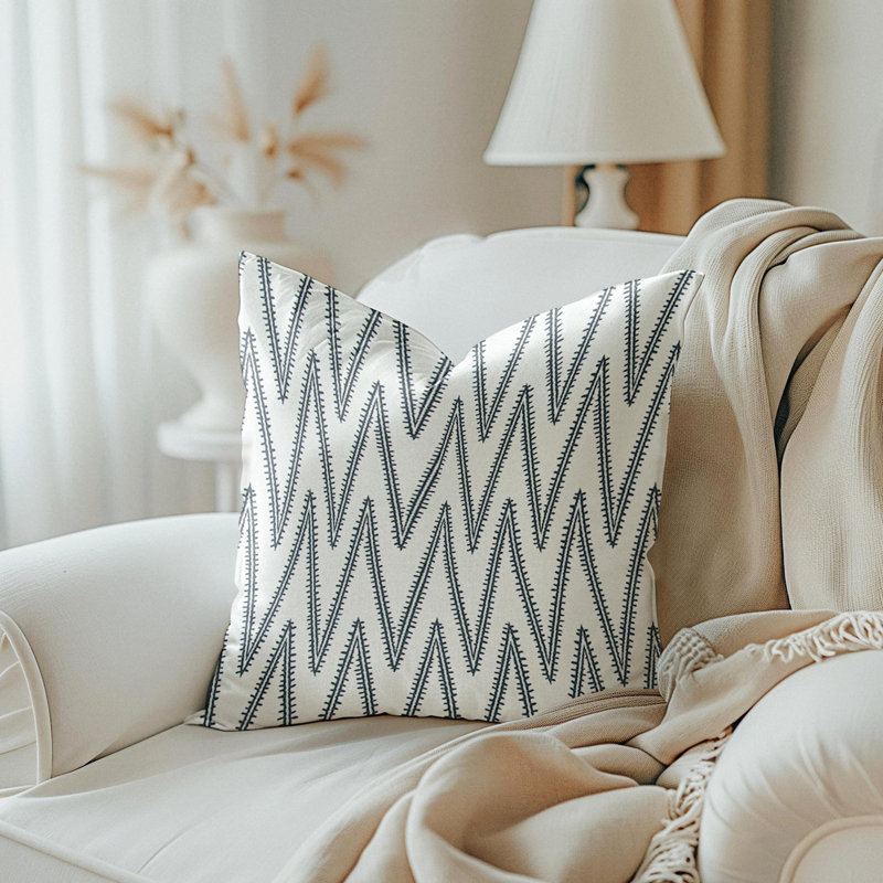 Coussin géométrique bleu foncé à chevrons géométriques, Carré 15 po