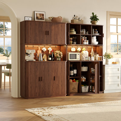 Meuble de cuisine cannelé 71 po H x 43,3 po L, meuble de rangement en bois avec étagères réglables, buffet avec station de recharge intégrée, meuble bar à café pour cuisine et salle à manger