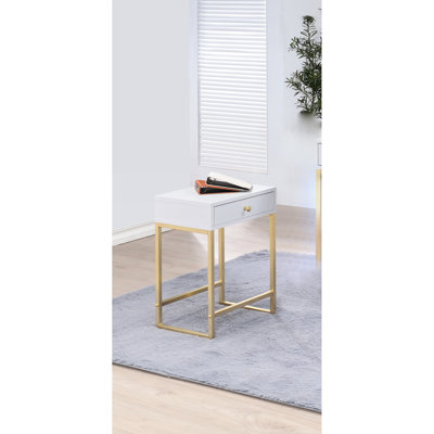Table d'appoint blanche et laiton pour le salon - hauteur du produit 22 po, accent avec tablette de rangement Profondeur de l'emballage 23 po, style