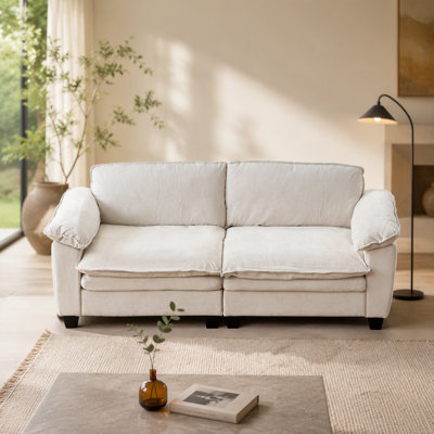 Grand canapé luxueux avec revêtement en chenille doux pour un salon spacieux et un confort ultime.