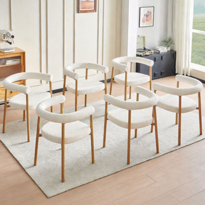 Ensemble de 6 chaises de salle à manger blanches, chaises modernes de cuisine ou de salon, revêtues de tissu et dotées de pieds en métal couleur chêne, chaises rondes de réception confortables pour la maison, le restaurant, la salle à manger ou le bistrot.