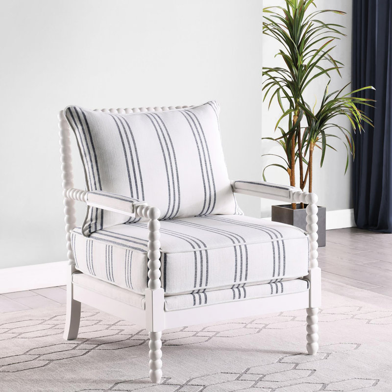 Chaise de salon à rayures blanches et bleu marine, rehausse le style intérieur de la chaise avec garniture - apparence générale