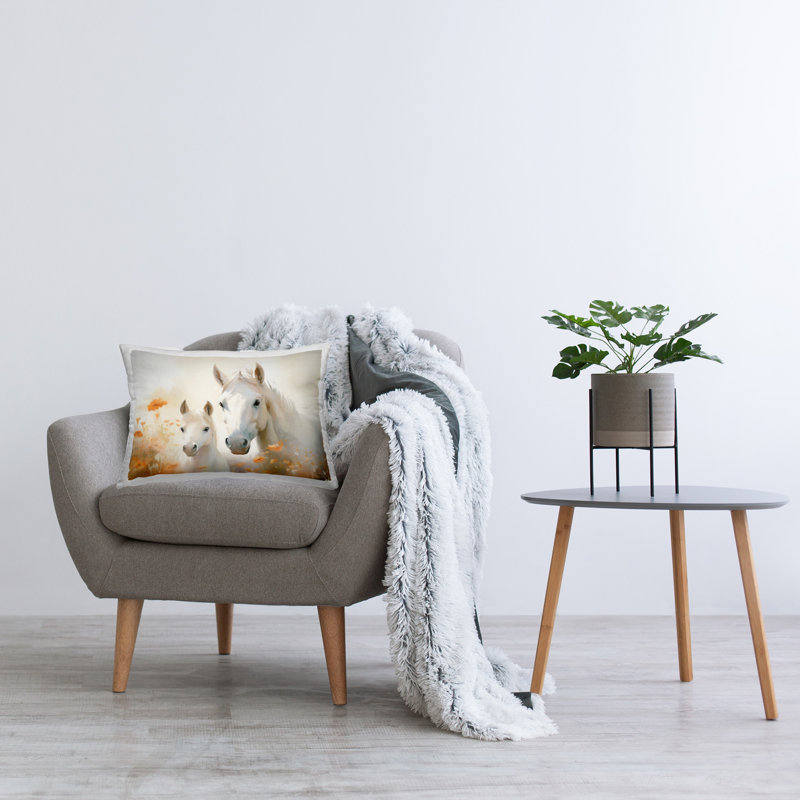 Coussin décoratif à imprimé floral cheval et poulain par Ramona Murdock