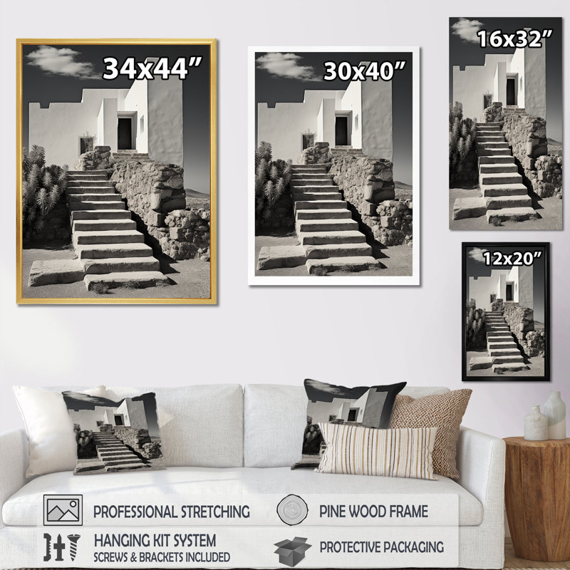 «Black and White Towers Photo II», art mural sur toile, Cadre flottant doré, H 20 po x l 12 po