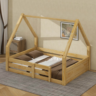 Lit de maison avec structure de toit en bois, garde-corps de clôture et panneau rainuré, lit plateforme en bois