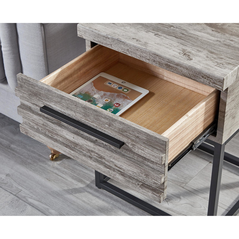 Table de bout céleste grise avec tiroir - Rehaussez votre décor. Fabriqué de beaux matériaux. Offre un espace de rangement supplémentaire. Fabrication en métal de qualité et en bois de qualité
