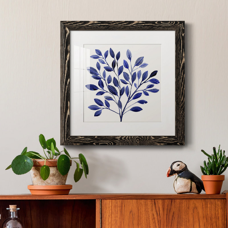 Impression encadrée «Deep Blue Branch I» - prête à être accrochée, Papier encadré noir vieilli, Blanc