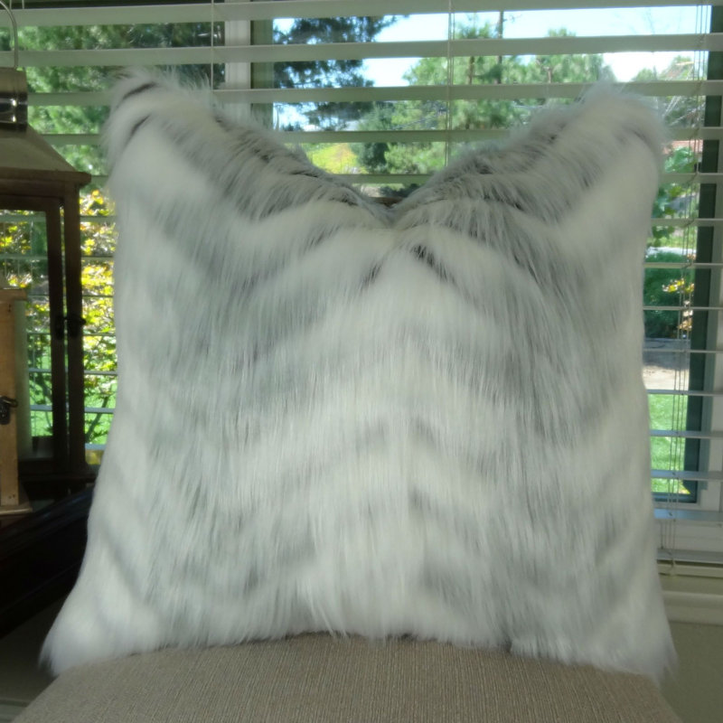 Coussin en fourrure synthétique Thomas Collection®, Option d'insert : polyester hypoallergénique, 16 po x 1 po