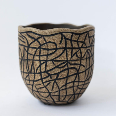 Pot à fleurs brun avec lignes blanches