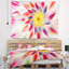Tapisserie florale rose avec pétales de fleurs-28496590