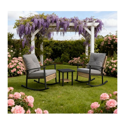 Ensemble de meubles de patio gris 3 pièces avec coussins capitonnés et deux chaises berçantes en rotin
