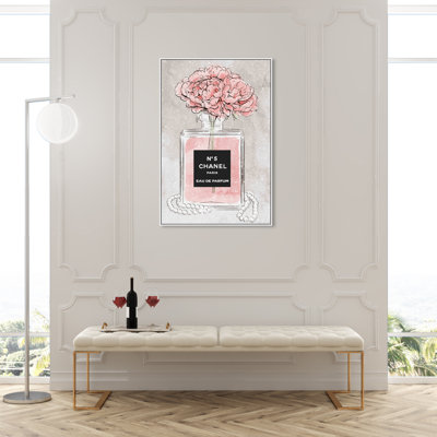 «Fashion and Glam Vase of Fragrance Perfumes», impression sur toile