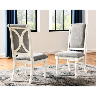 Deux chaises de salle à manger, rembourrées de mousse grise et rembourrées de mousse. Bois massif blanc antique Pieds crème de style français. Rouleau élégant à haut dossier. Structure en bois d'hévéa. L 18,83 po x P 26 po x H 42,5 po. Installation facile
