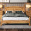Ensemble de chambre à coucher 3 pièces, une table de chevet, un lit et une grande commode Enye, style rustique en bois massif-117194694