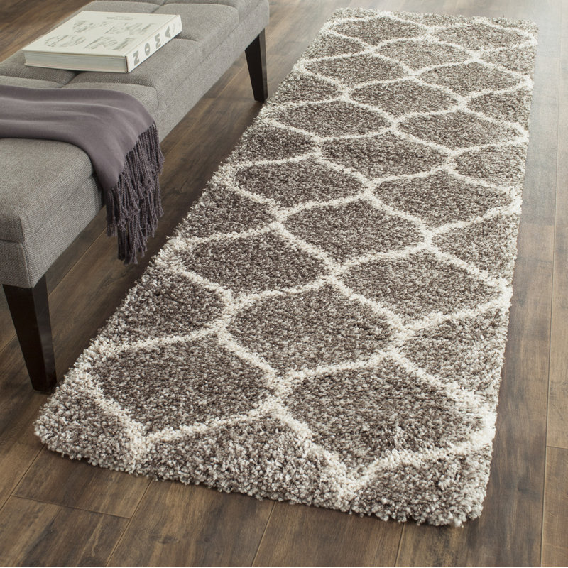 Tapis gris et ivoire à motif géométrique Darrold, Tapis de couloir 2 pi 3 po x 8 pi