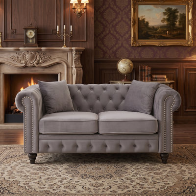 Canapé Chesterfield rembourré en velours avec accoudoirs roulés, garniture cloutée et 2 coussins décoratifs