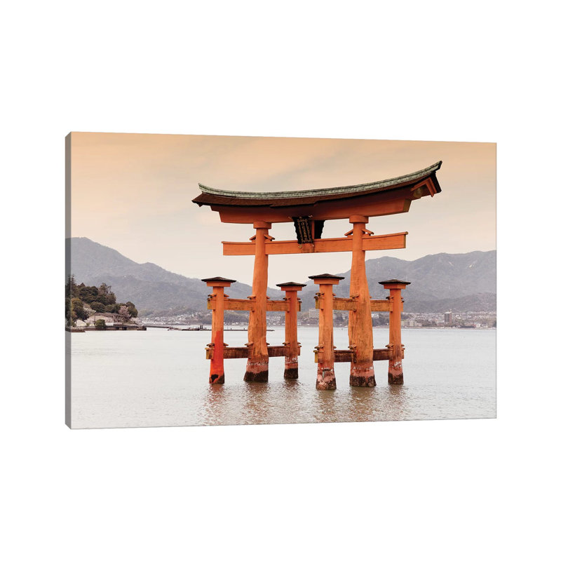 «Miyajima Torii» par Philippe Hugonnard - reproduction de photo sur toile tendue, H 26 po x l 40 po x 1,5 po
