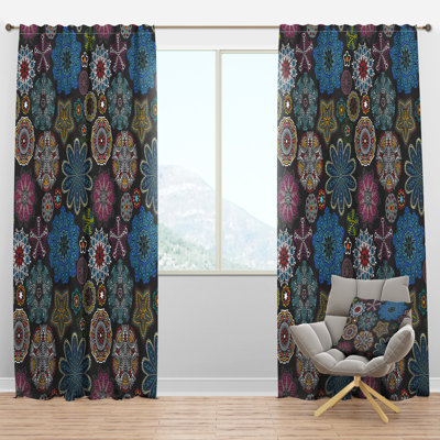 Panneau de rideau simple semi-diaphane avec passe-tringle Ornate