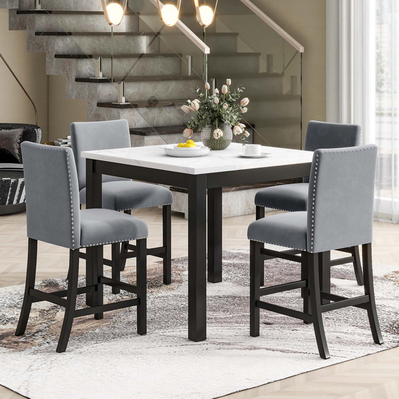 Ensemble de table de salle à manger 5 pièces à hauteur de comptoir avec une table de salle à manger en faux marbre et quatre chaises rembourrées en velours