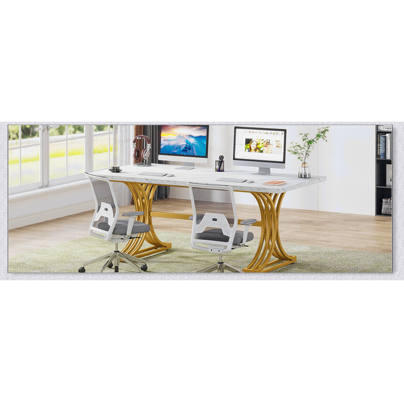 Bureau de direction moderne de 63 pouces avec plateau en faux marbre et pieds dorés élégants, parfait pour le bureau à domicile et les postes de travail