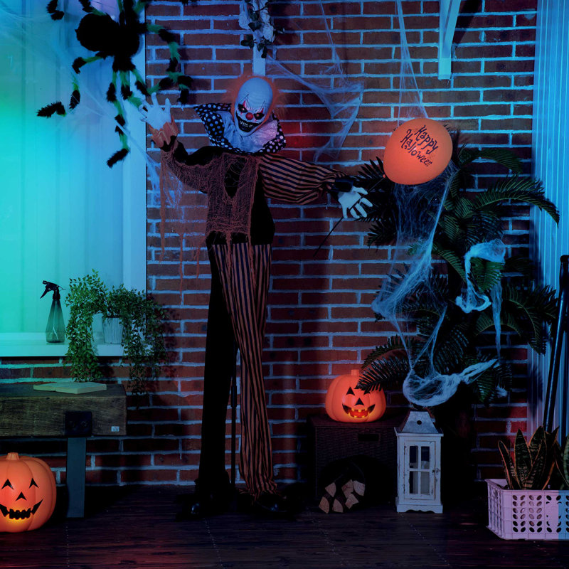 Clown de cirque parlant des décorations d'Halloween avec un ballon éclairé