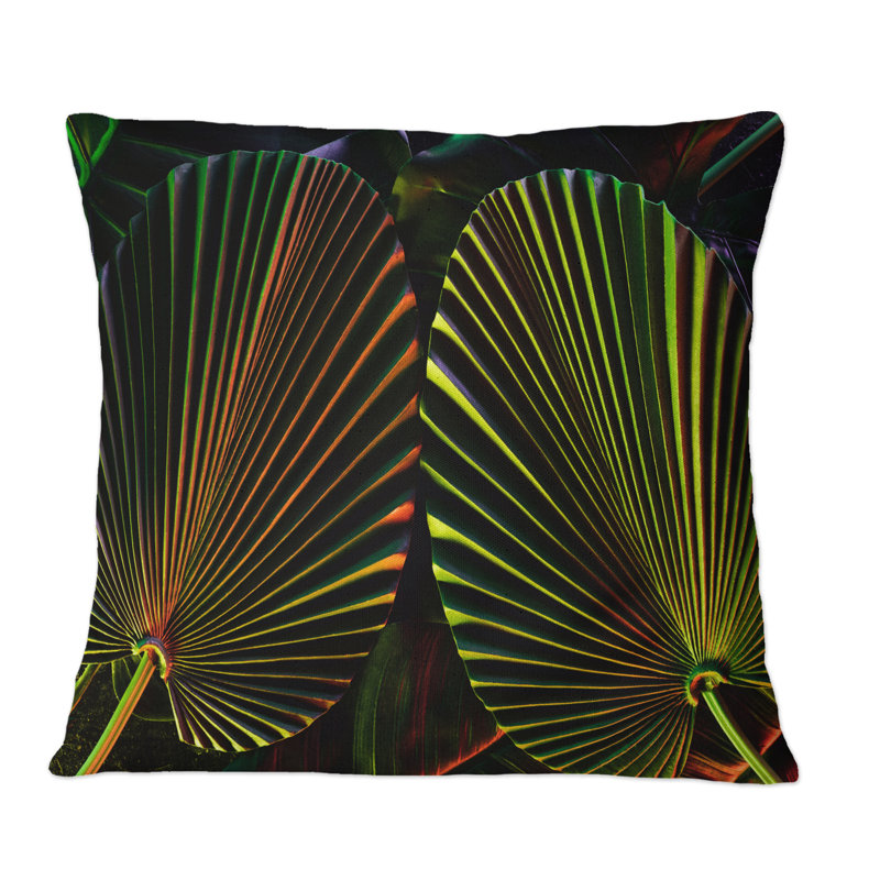 Coussin décoratif imprimé feuilles tropicales sur fond noir IV, 16 po x 16 po