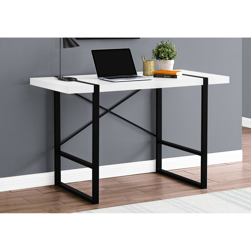Bureau en stratifié blanc pour télétravail - 124 cm (49 po) avec pieds en métal noir et configuration d'ordinateur polyvalente. Longueur : 122 cm (48 po). Style contemporain.
