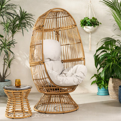 Fauteuil pivotant brun avec coussin. Conception en forme de panier pour le confort. Durable. Coussins à eau. P 27,69 po x l 29,91 po x H 58,89 po. Détails faits à la main. Nécessite une chaise rembourrée. Style. Tissage.