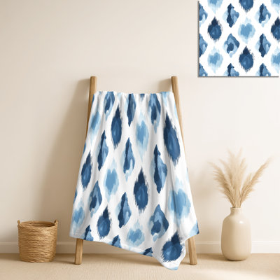 Bleu et blanc Calm Ikat I - couverture polaire contemporaine, jeté chaud moderne