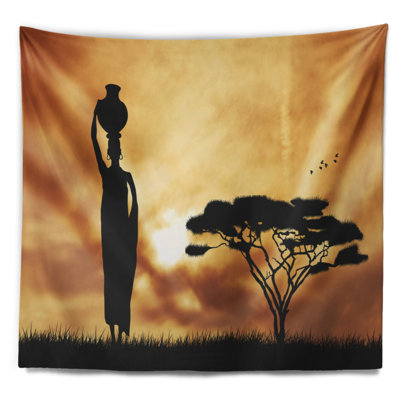 Tapisserie de paysage africain avec femme africaine et arbre solitaire