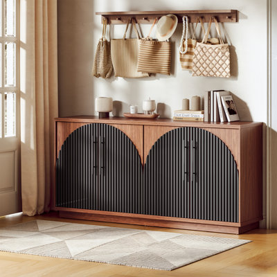 Buffet à quatre portes cintrées cannelées de 165 cm de large avec étagères réglables, meuble de rangement moderne pour salle à manger, entrée ou cuisine, fini noyer et noir.