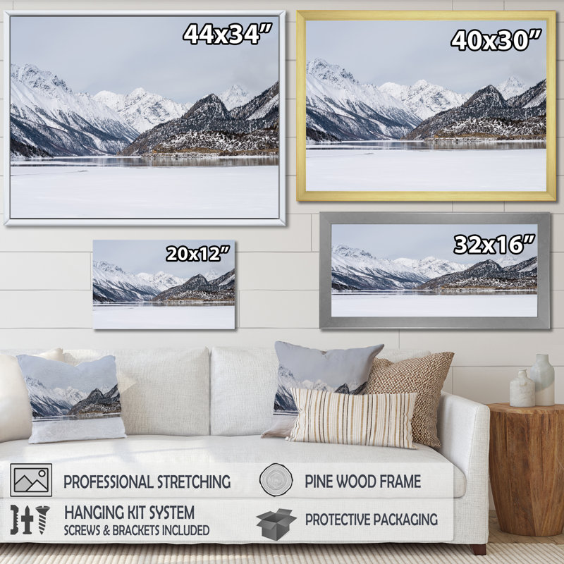 Paysage de lac et de montagne en Alaska I, H 30 po x l 40 po x P 1,5 po, Cadre flottant blanc