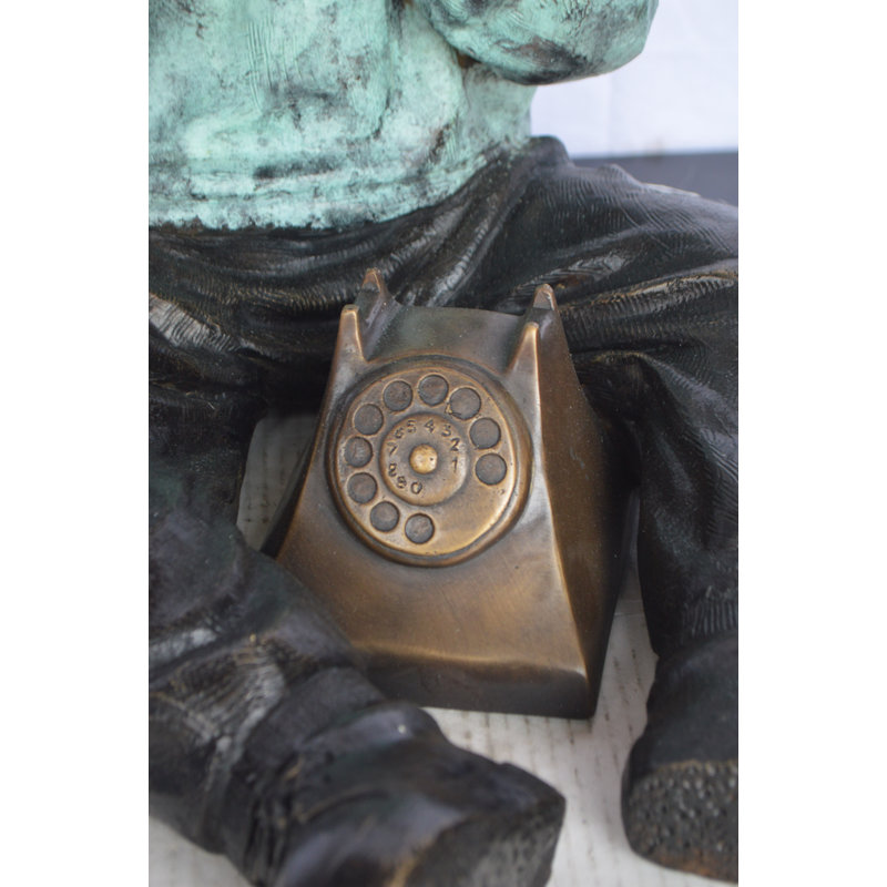 Statue en bronze Terflinger, jeune enfant avec un vieux téléphone - Taille: L 21 po x l 14 po x H 19 po.